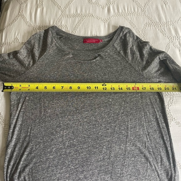 Philanthropy Distressed Keyhole Knit Tee in Gray. Size Medium - Picture 6 of 6